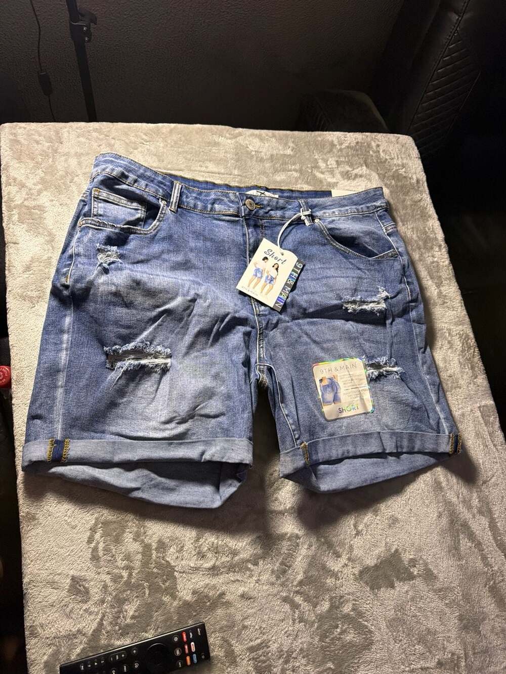9th & Main Distressed Smart Stretch Denim Cuffed Shorts Size 22W
